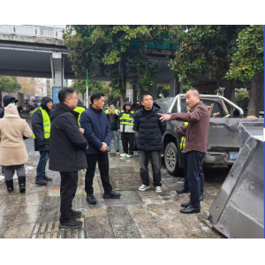 顶风冒雪保畅通，国有企业有担当——市国资委领导深入人民路（朗州路至常德大道）督导防范冰冻工作